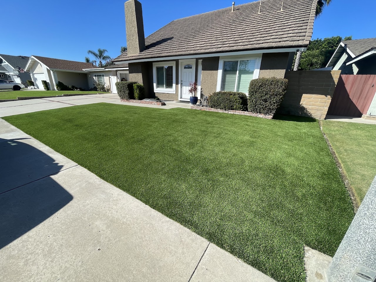 Huntington Beach — Front yard turf · clean architectural edging