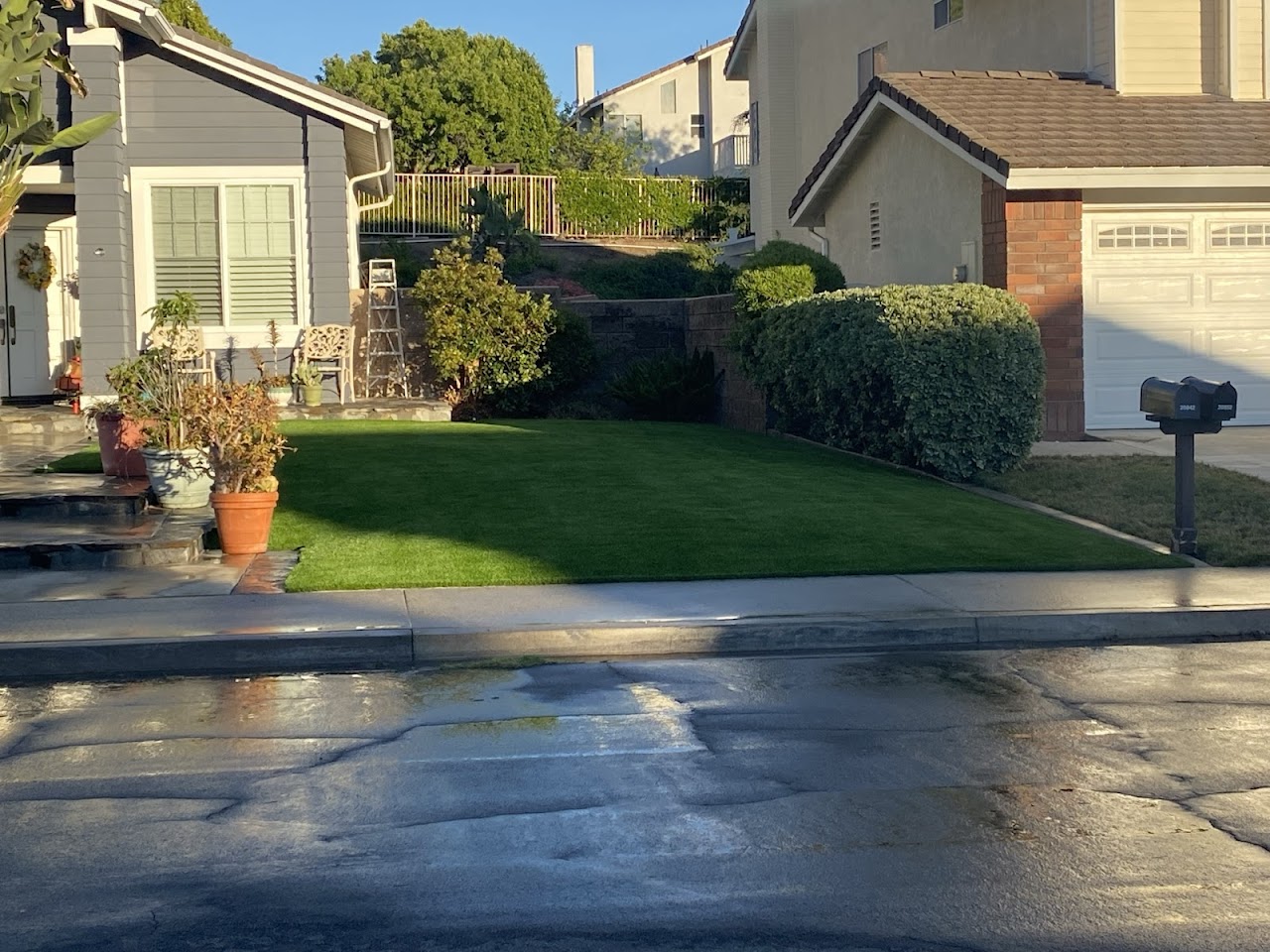San Clemente — Hillside turf with retaining wall